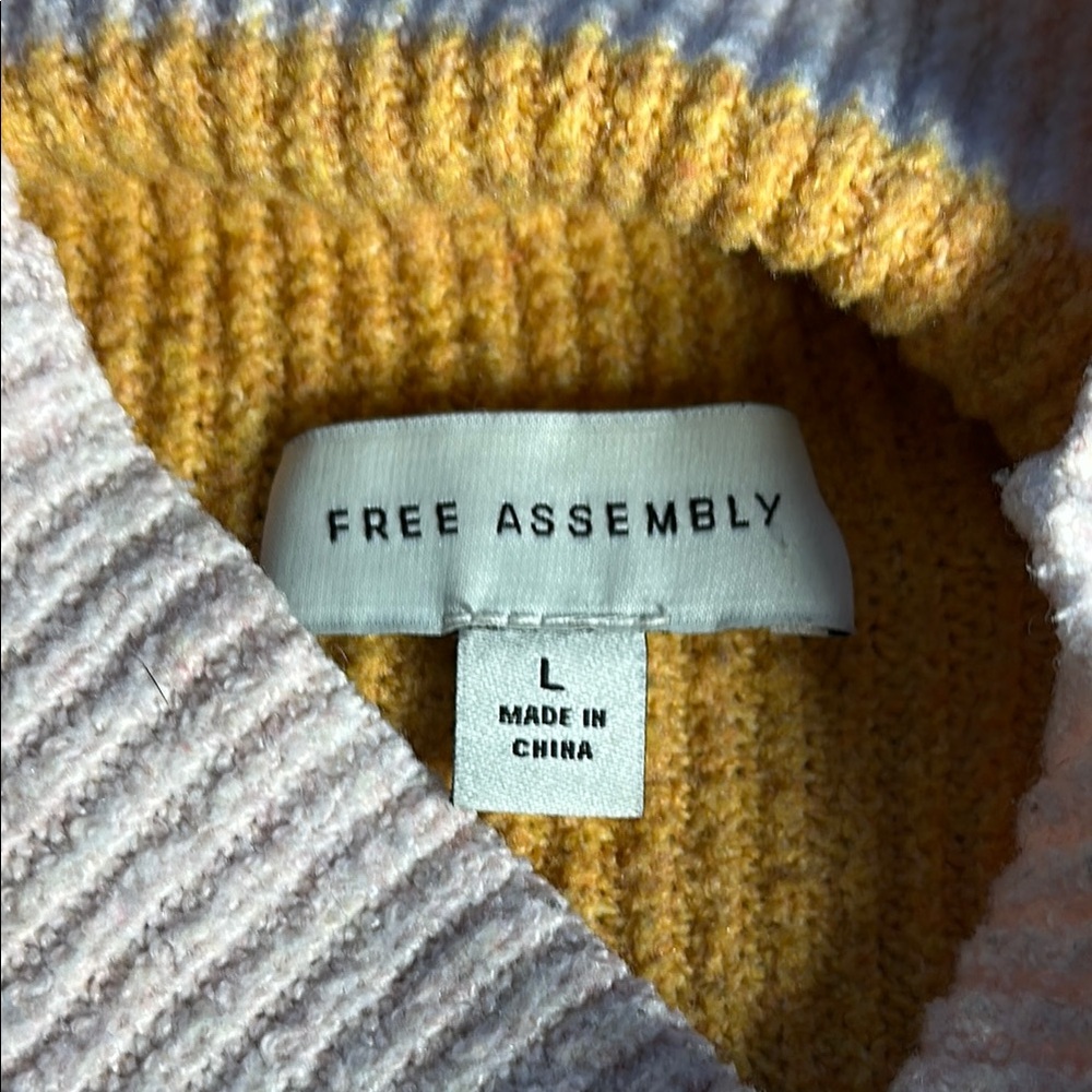 Colorblock Turtleneck Sweater - Picture 6 of 7